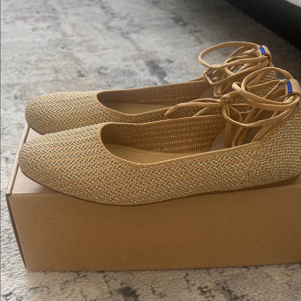 Rothy's The Wrap Flats Gold Stripe Size 7.5
- Excellent Condition Like New.